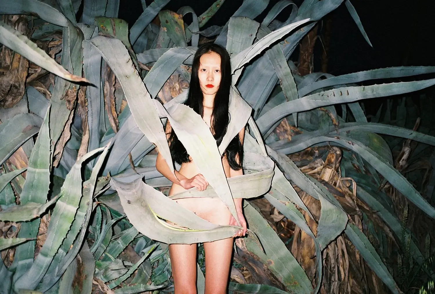 Une photographie de nu surréaliste de la série Athens Love de Ren Hang.