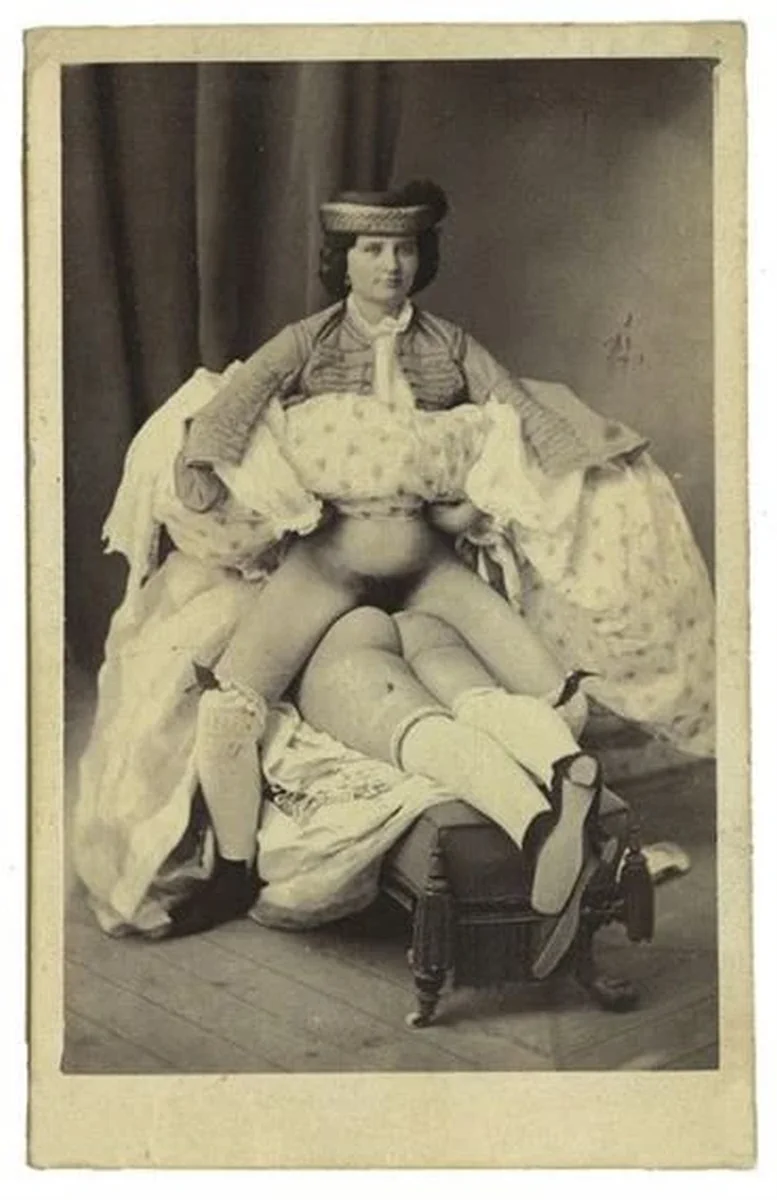 Eine stereoskopische Daguerreotypie von Félix-Jacques Moulin mit einer liegenden nackten Frau aus den 1850er Jahren.