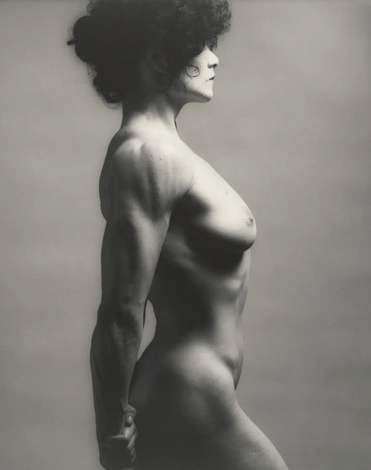 Ein Foto der Bodybuilderin Lisa Lyon von Robert Mapplethorpe.