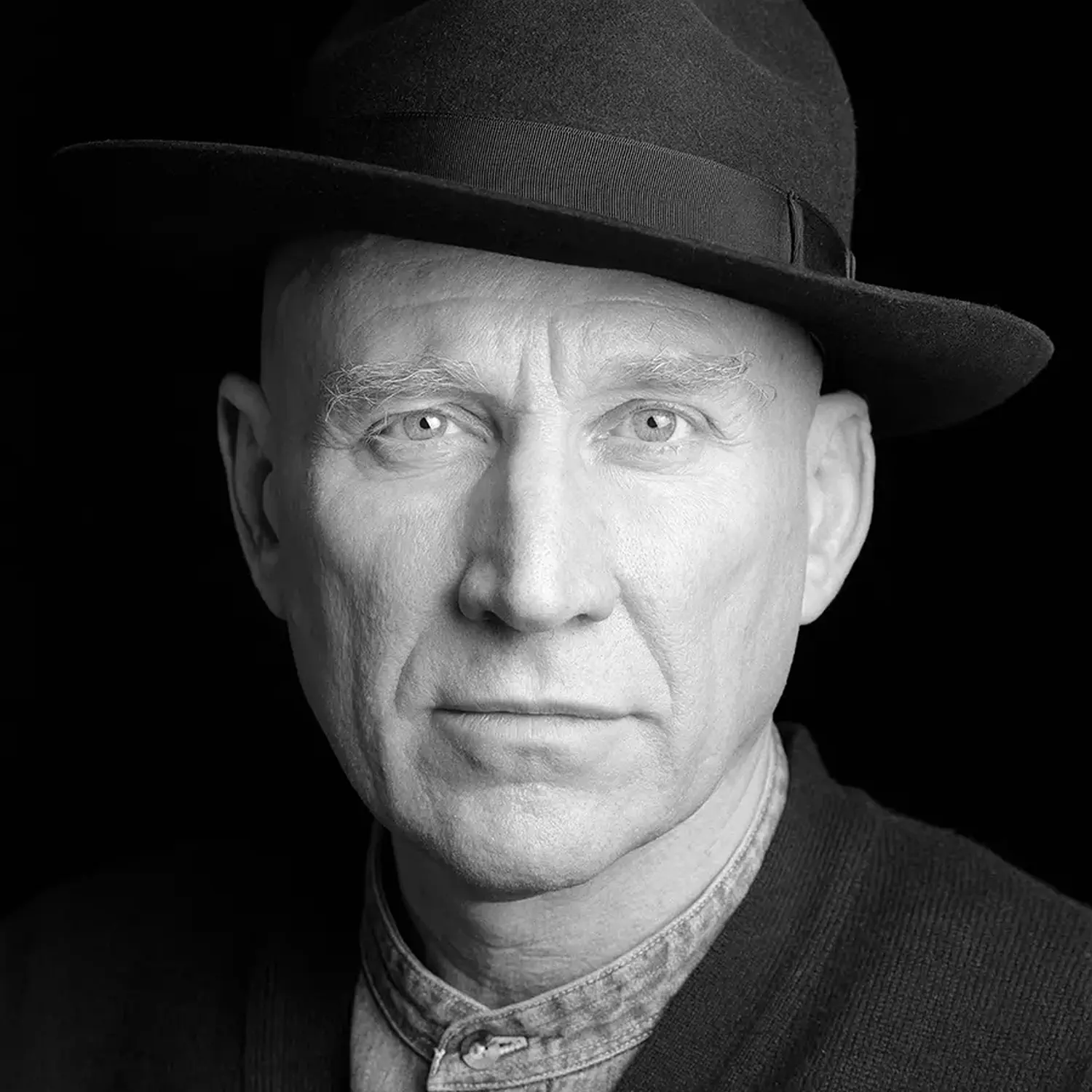 Portrait du photographe brésilien Sebastião Salgado, auteur de documentaires sociaux.