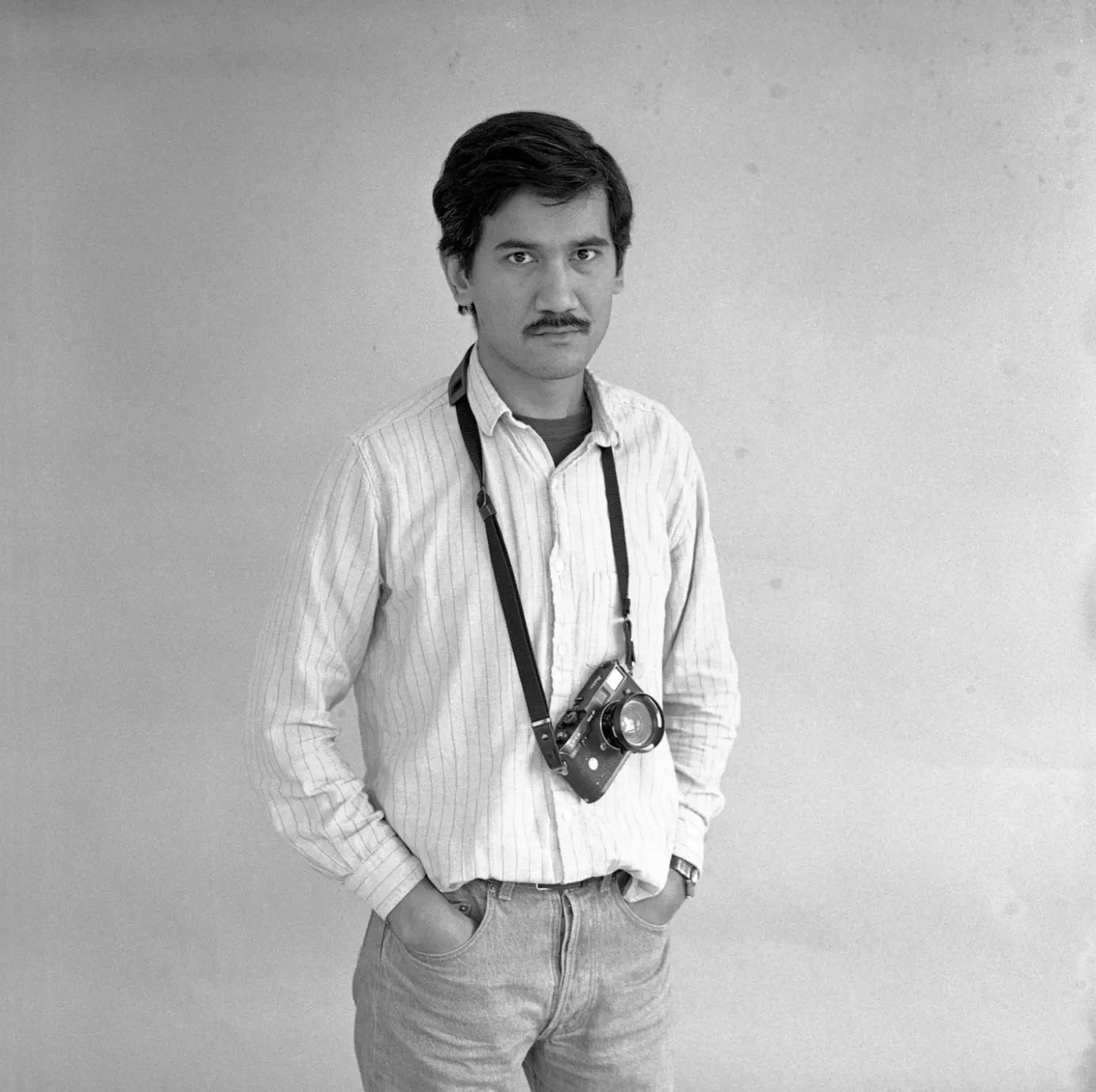 Portrait du photographe et activiste d'origine indienne Sunil Gupta.