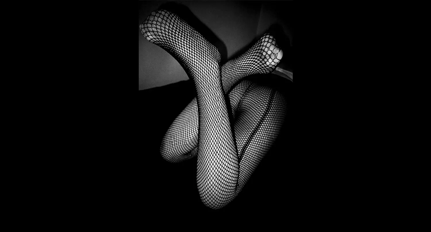 Une image grinçante et très contrastée de la série Tights de Daido Moriyama.